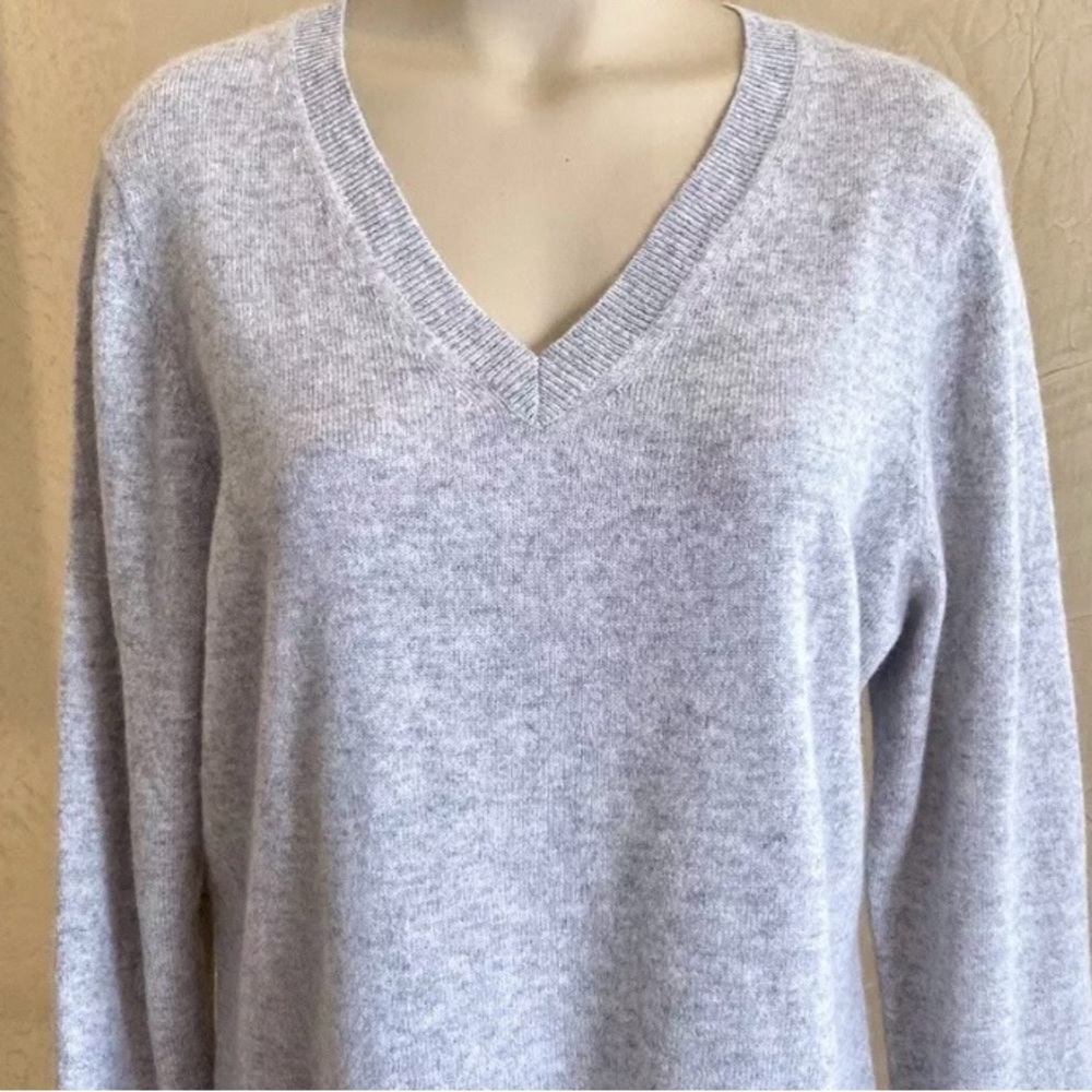 NWT charter club luxury size M cashmere sweater v neck pullover ice gray